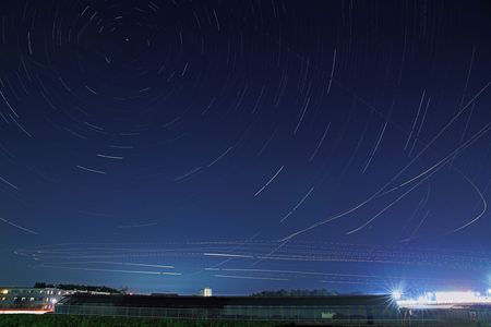 星と飛行機の光跡
