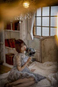 Sous la lumière fanée