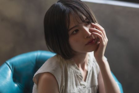 光の縁に座る肖像