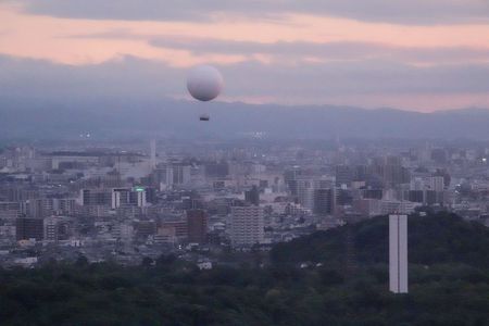 気球と夕暮れの光景