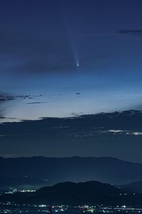 夕闇に煌めくほうき星