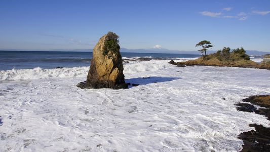 立石と富士山と白波
