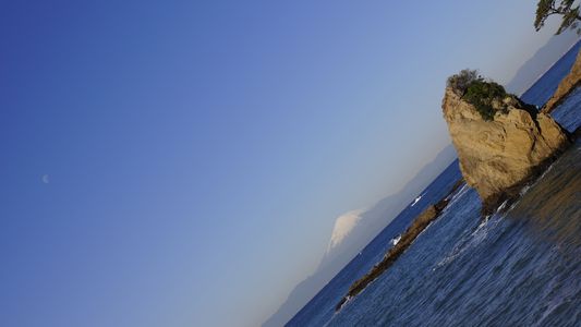 立石と富士山と月