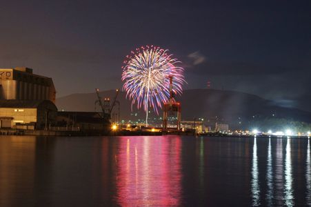花火と小樽港