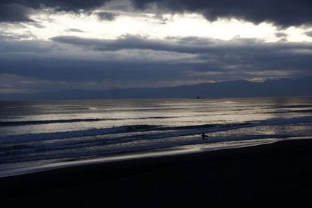 雲の窓から漏れる光、輝く海