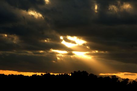 雲から漏れる光
