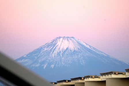 早朝の赤い空の富士山（午前６時３０分）