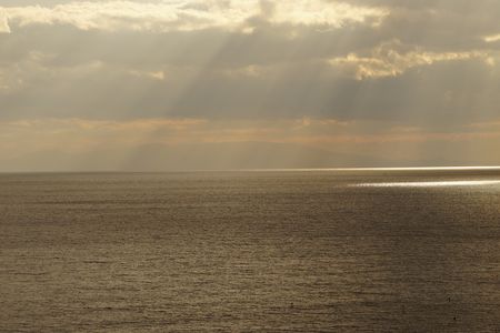 雲間から光が