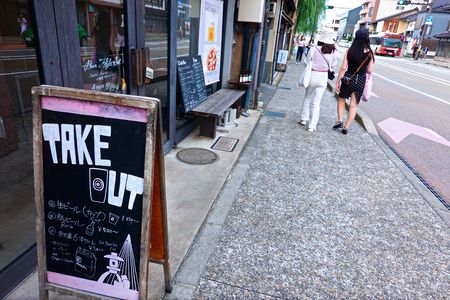 通りの風景　テイクアウト