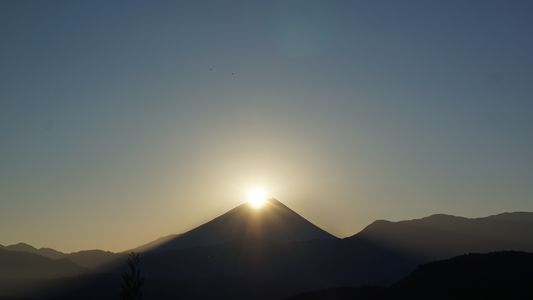 昇るダイヤモンド富士
