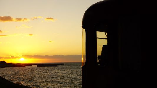 10/23 夕暮れ時の下灘駅にて