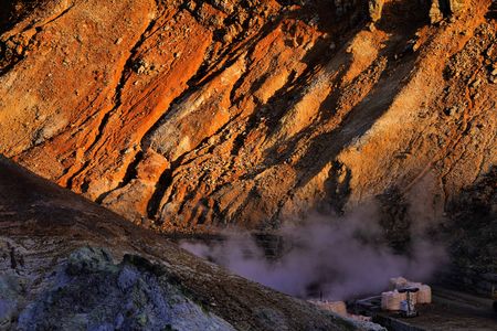 夕陽に染まる登別地獄谷の山肌