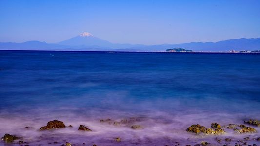 ～森戸海岸からの江の島と富士山～