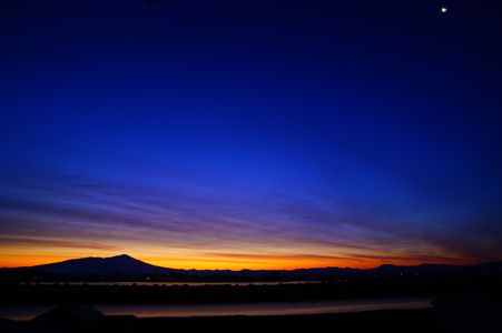 夜明の空に月