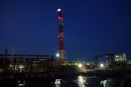 ENEOS川崎製油所のフレアスタック