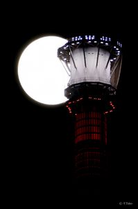 月と塔