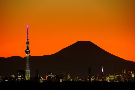 マジックアワーのスカイツリーと富士山