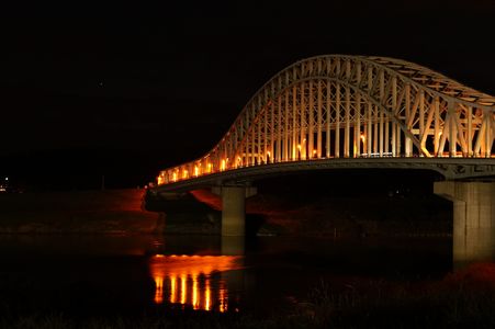 暗闇に浮かぶ橋