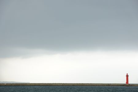 防波堤の赤灯台