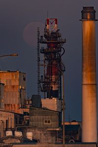 工場と消えゆく月