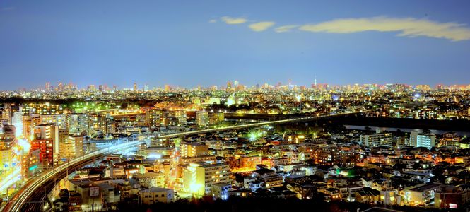 東京の摩天楼と新幹線
