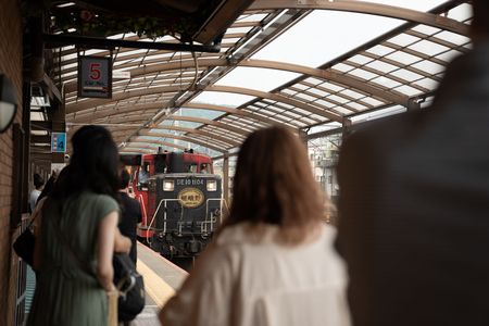 トロッコ列車を待つ人々