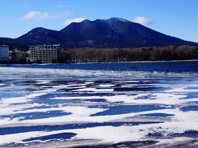 初冬の阿幌岳と阿寒湖