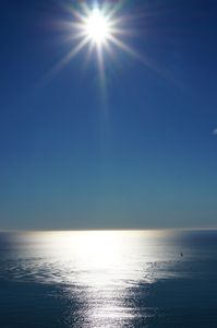 太陽と紺碧の海