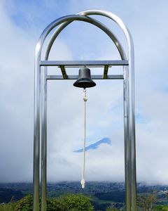 天空の富士へ誓いの鐘を鳴らす