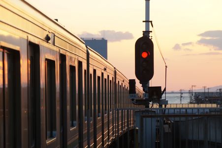 夕陽の海へ向かう列車