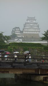 雨の「姫路城」