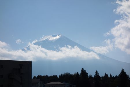 富士山駅から富士山を望む