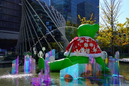 紅葉とクリスマス仕様のグリーンベア