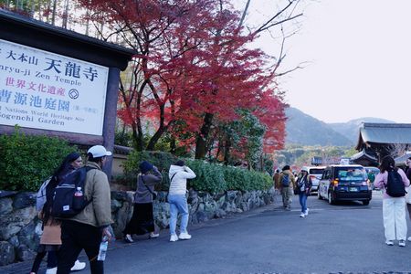 天龍寺入り口と湯豆腐屋さん