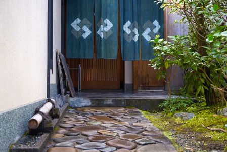 京都 嵐山 雨に濡れた店先の石畳
