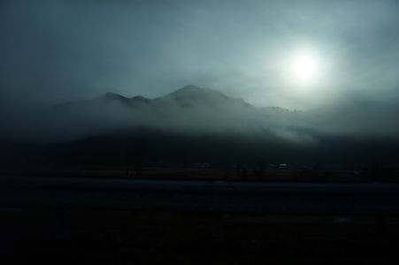 霧、山を隠す