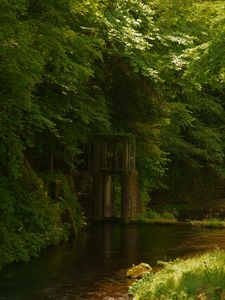 森の中の水門