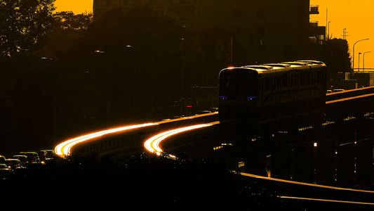 夕日とモノレールと飛行機