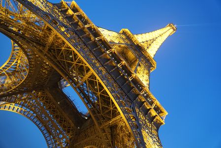 パリにそびえる光の塔