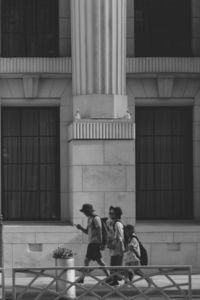 お手てつないで