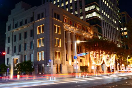 メインストリートに流れる光の束