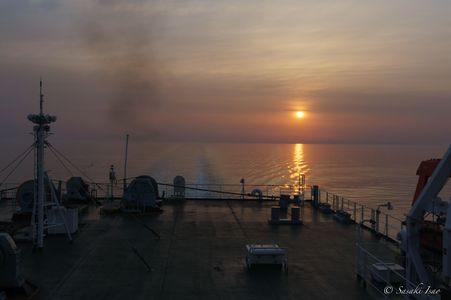船上の朝日