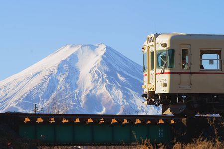 富士の麓を列車が行く