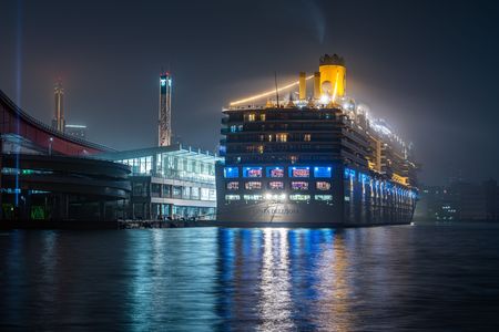 夜霧の神戸初入港