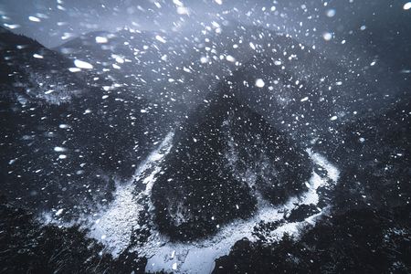 吹き荒ぶ雪の祖谷渓