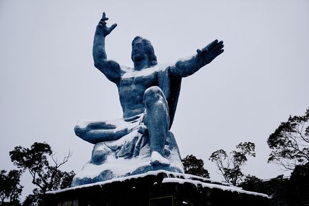 雪と平和記念像