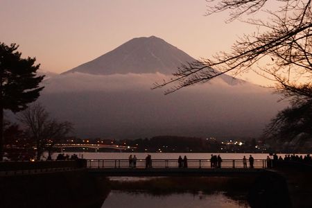 夕暮れの富士山と夕凪の河口湖