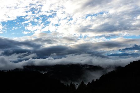 山々に迫る雲