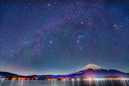 富士山に沈みゆく冬の星たち