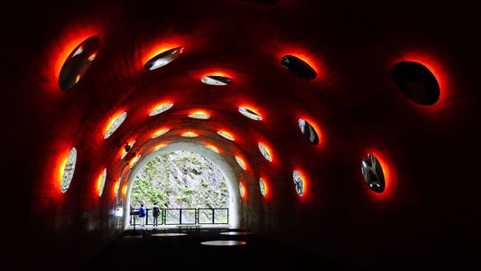不思議な赤いトンネル